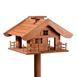 Vogelfutterhaus Almhütte Mit Liebevollen Details, Inkl. Ständer, FSC®, Ca. 56 X 46 X 35,5 Cm -Pflanzen Paradies Verkauf 0910101340 Vogelfutterhaus Almhuette inkl Staender FSC ca56x46x35 5cm 1 55393