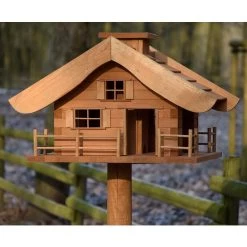 Vogelfutterhaus Almhütte Mit Liebevollen Details, Inkl. Ständer, FSC®, Ca. 56 X 46 X 35,5 Cm -Pflanzen Paradies Verkauf 0910101340 Vogelfutterhaus Almhuette inkl Staender FSCca56x46x35 5cm 5 60496
