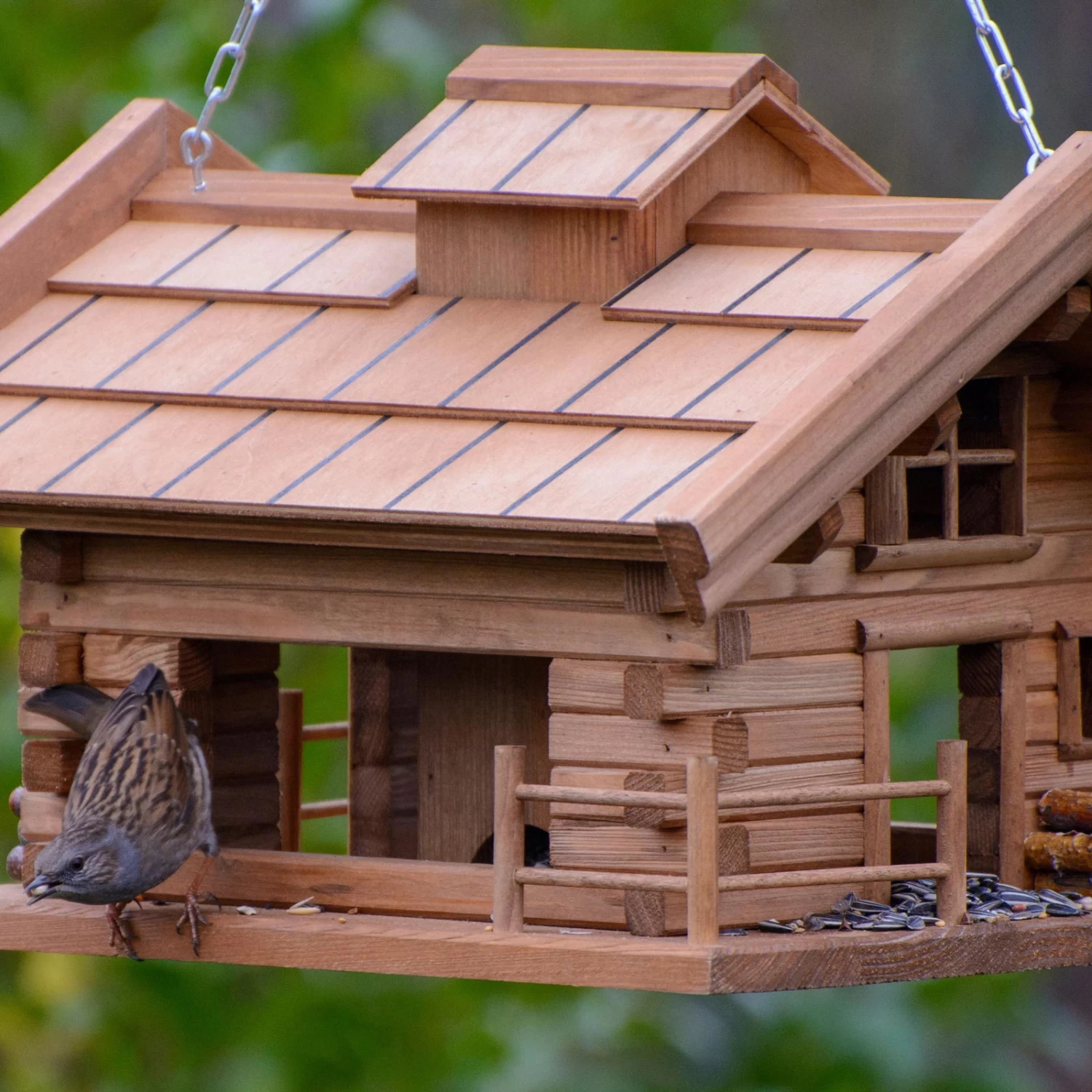 Vogelfutterhaus 'Almhütte 2.0', Braun, Holz 5 Vogelfutterhaus 'Almhütte 2.0', Braun, Holz – Bild 3