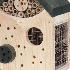 Insektenhotel, Kieferholz, Natur, 18 X 15 X 27/29 Cm 5 Insektenhotel, Kieferholz, Natur, 18 X 15 X 27/29 Cm -Pflanzen Paradies Verkauf 0910160183 Insektenhotel Kiefer natur gruenes Dach zoom 117861