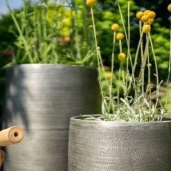 Pflanzgefäß 'Rowen', Silber, Ø 41 X H 72 Cm 15 Pflanzgefäß 'Rowen', Silber, Ø 41 X H 72 Cm -Pflanzen Paradies Verkauf 3210801635 3210801636 3210801637 3210801638 Pflanzgefaess Rowen silber 13 115030 1