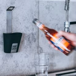 Höfats JOHNNY CATCH Wand-Flaschenöffner Mit Fangbecher Aus Gebürstetem Edelstahl -Pflanzen Paradies Verkauf 3920501771 JOHNNY CATCH Wand Flaschenoeffner mit Fangbecher 5 57553